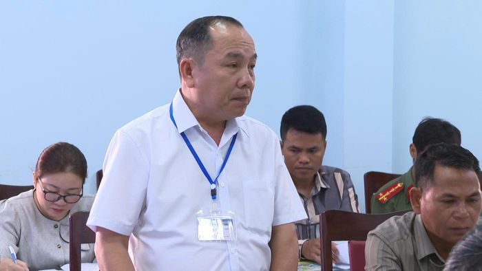 Ông Phùng Như Hồ, Chủ tịch UBND xã Đông Giang báo cáo tại buổi làm việc