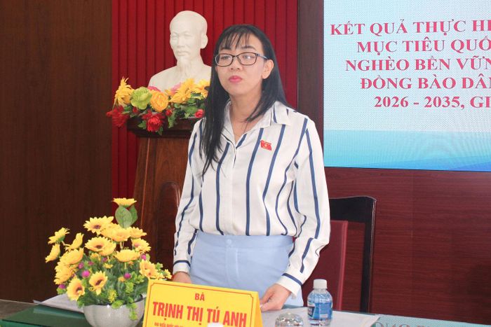 Bà Trịnh Thị Tú Anh đánh giá cao sự quan tâm thực hiện Chương trình mục tiêu quốc gia của xã