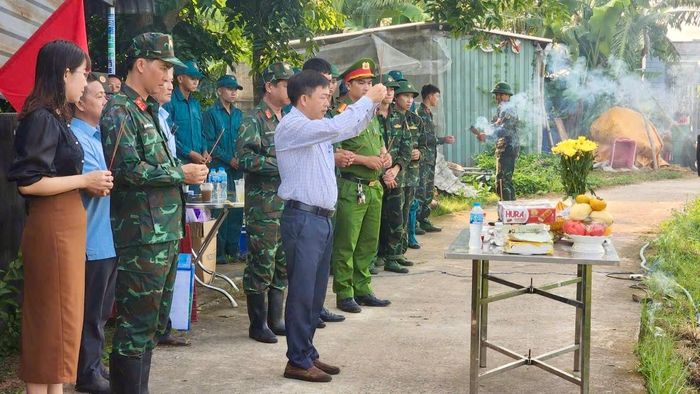 Lãnh đạo địa phương và các lực lượng thắp hương trước khi tìm kiếm mộ liệt sĩ
