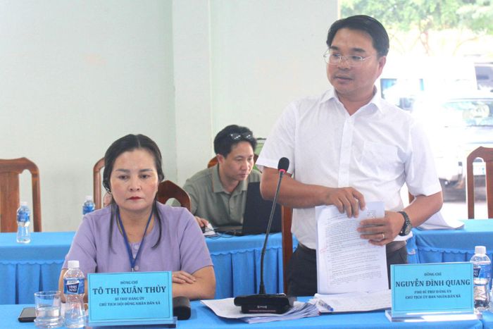 Ông Nguyễn Đình Quang - Chủ tịch UBND xã Hàm Thạnh báo cáo tại cuộc họp