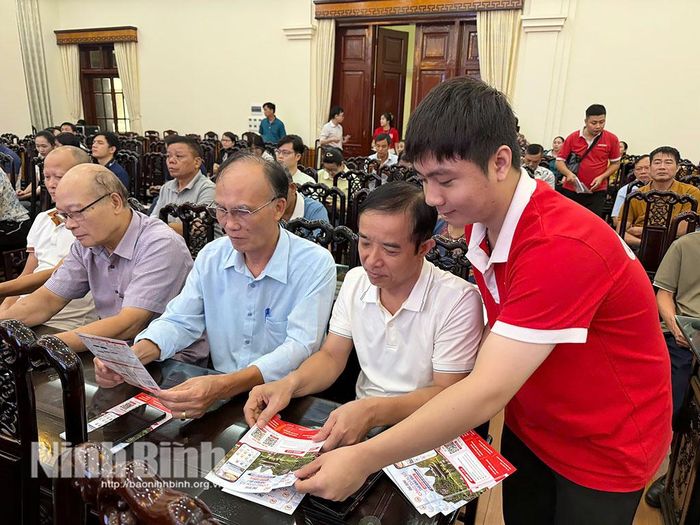 Chuyên viên Viettel Ninh Bình hướng dẫn người dân sử dung Ứng dụng công dân số NinhBinh-S.