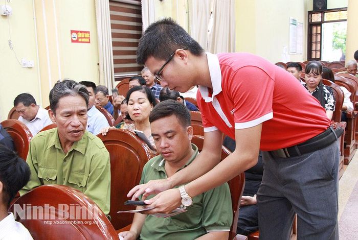 Chuyên viên của Viettel Ninh Bình hướng dẫn thao tác ứng dụng các nền tảng số.