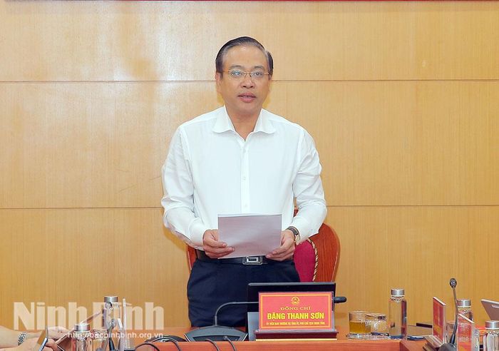 Đồng chí Đặng Thanh Sơn, Ủy viên Ban Thường vụ Tỉnh ủy, Phó Chủ tịch UBND tỉnh phát biểu tham luận tại hội nghị.