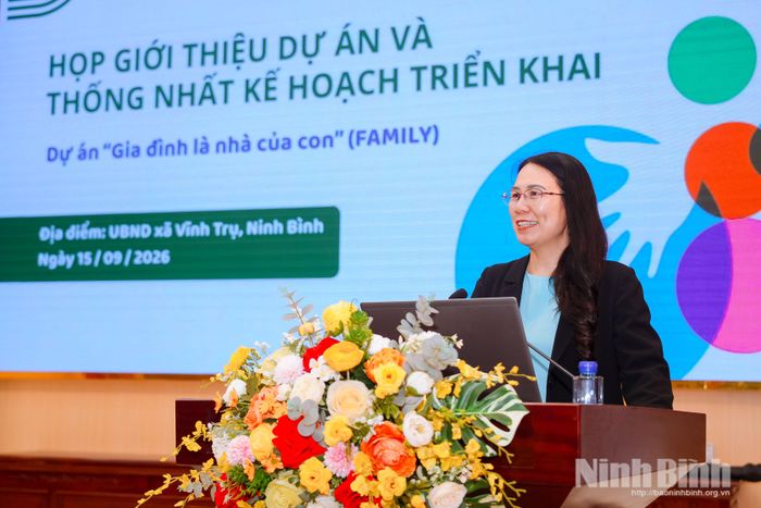 Giám đốc Trung tâm Nghiên cứu và Đào tạo phát triển cộng đồng phát biểu tại hội nghị.