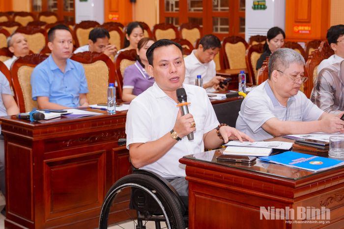 Các đại biểu thảo luận tại hội nghị.