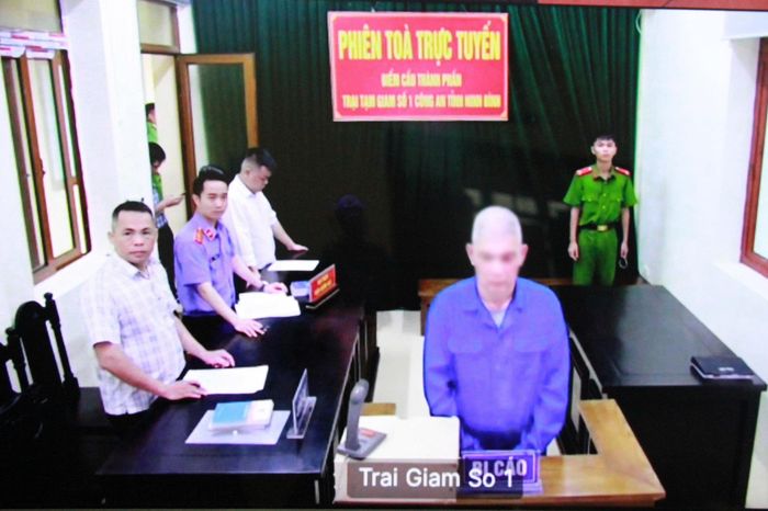 Bị cáo tham gia phiên tòa tại điểm cầu thành phần Trại tạm giam số 1, Công an tỉnh Ninh Bình.