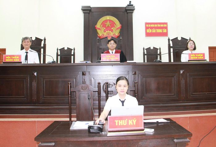 Hội đồng xét xử tại điểm cầu trung tâm Hội trường xét xử TAND tỉnh Ninh Bình.