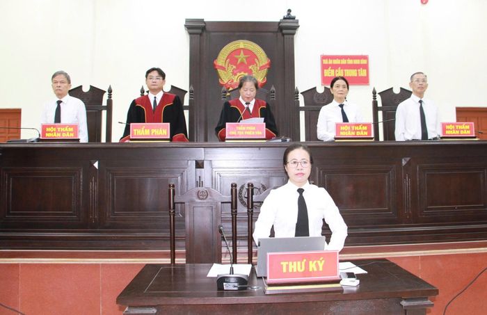 Hội đồng xét xử tại điểm cầu trung tâm Hội trường xét xử TAND tỉnh Ninh Bình.