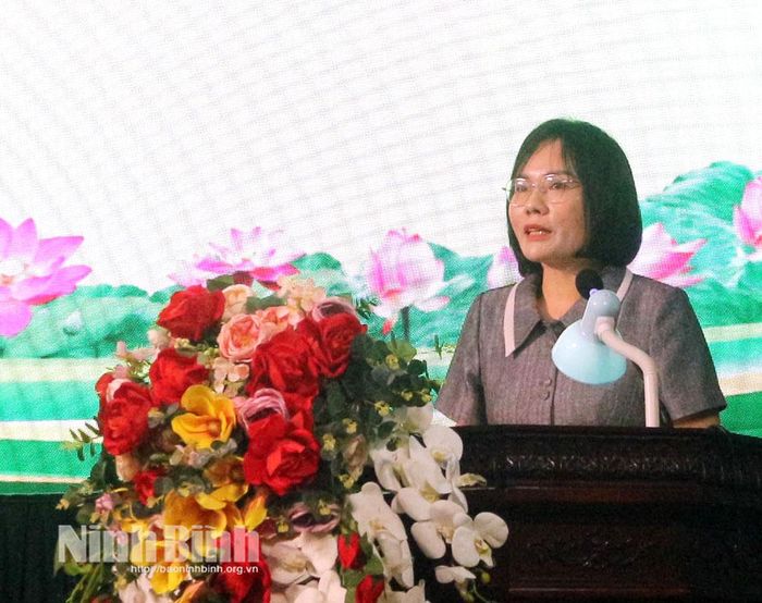 Đồng chí Trần Thị Bình, Tỉnh ủy viên, Bí thư Đảng ủy, Chủ tịch HĐND phường Duy Tân phát biểu tại hội nghị.