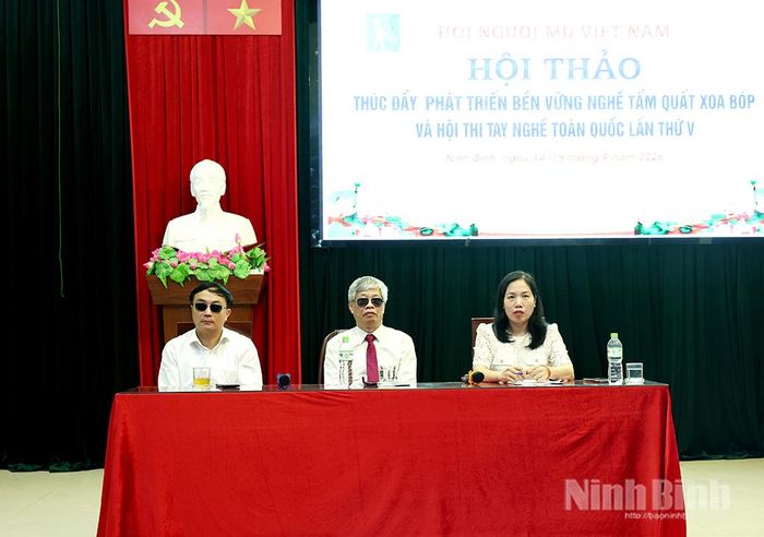 Các đại biểu chủ trì Hội thảo.