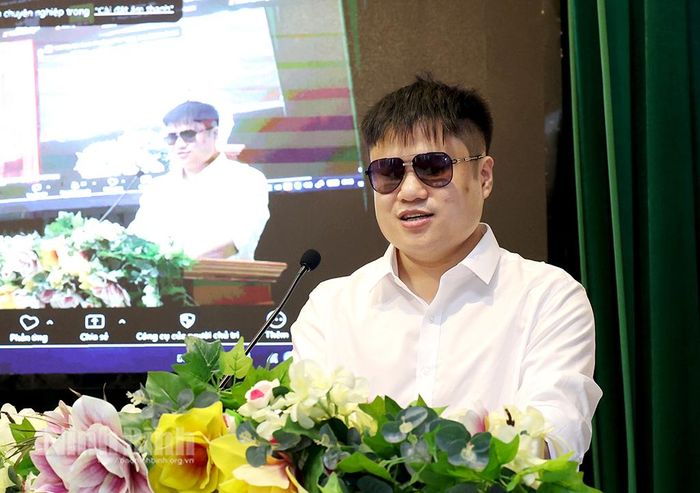 Đại biểu Hội Người mù tỉnh Ninh Bình tham luận tại Hội thảo.