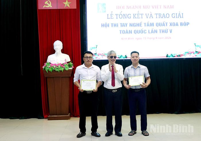 Ban Tổ chức trao giấy chứng nhận và phần thưởng cho các thi sinh đoạt giải nhất Hội thi Tay nghề tẩm quất xoa bóp toàn quốc lần thứ V.
