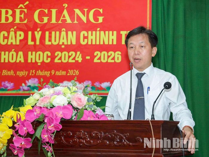 Đồng chí Vũ Ngọc Hoàng, Phó Hiệu trưởng Trường Chính trị Trường Chinh tỉnh Ninh Bình phát biểu tại lễ bế giảng.