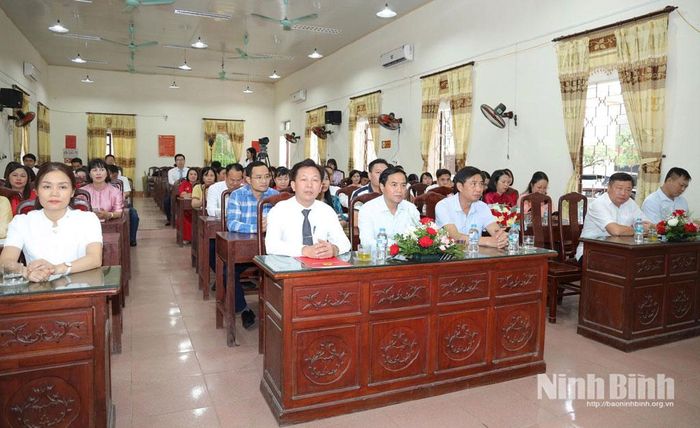 Các đại biểu dự lễ bế giảng.