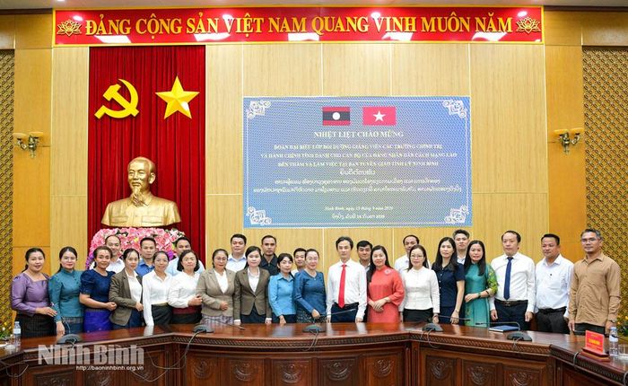 Các đại biểu chụp ảnh lưu niệm.
