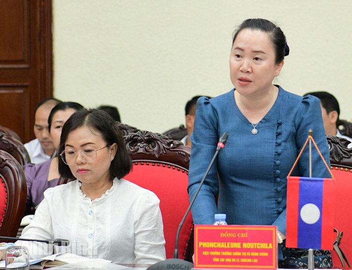 Đồng chí Phongchaleune Noutchila, Hiệu trưởng Trường Chính trị và Hành chính tỉnh Xay- nhạ-bu-ly, Trưởng đoàn phát biểu tại hội nghị.