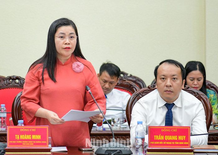 Đồng chí Tạ Hoàng Minh, Phó Hiệu trưởng Trường Chính trị Trường Chinh tỉnh Ninh Bình báo cáo về công tác đào tạo, bồi dưỡng cán bộ và trao đổi kinh nghiệm trong hoạt động giảng dạy, nghiên cứu khoa học.