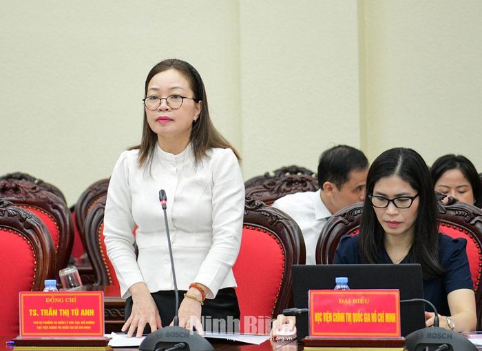 Đồng chí Trần Thị Tú Anh, Phó Vụ trưởng Vụ Quản lý đào tạo, bồi dưỡng - Học viện Chính trị quốc gia Hồ Chí Minh phát biểu tại buổi làm việc.