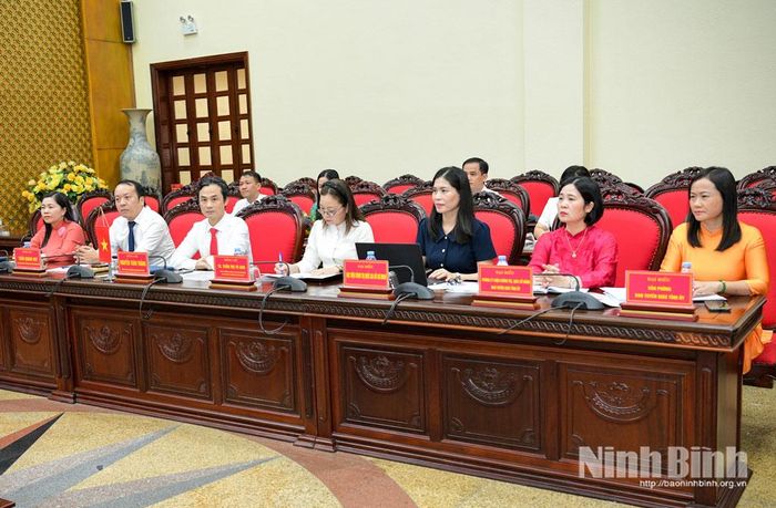 Các đại biểu dự chương trình làm việc.
