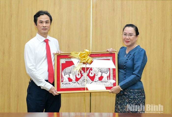 Đồng chí Phongchaleune Noutchila, Hiệu trưởng Trường Chính trị và Hành chính tỉnh Xay- nhạ-bu-ly, Trưởng đoàn tặng quà lưu niệm cho Ban Tuyên giáo Tỉnh ủy.