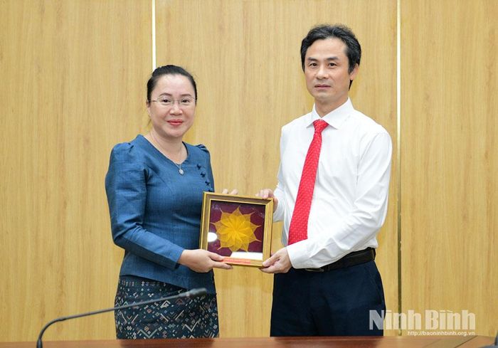 Đồng chí Nguyễn Toàn Thắng, Tỉnh ủy viên, Phó Trưởng Ban Tuyên giáo Tỉnh uỷ tặng quà lưu niệm cho đại diện đoàn.