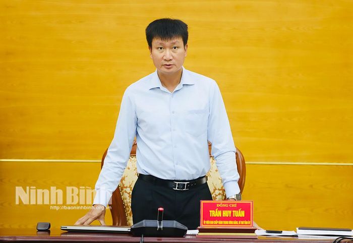 Đồng chí Trần Huy Tuấn, Ủy viên Trung ương Đảng, Bí thư Tỉnh ủy phát biểu kết luận hội nghị.