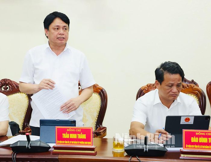 Đồng chí Trần Minh Thắng, Ủy viên Ban Thường vụ Tỉnh ủy, Bí thư Đảng uỷ phường Nam Định phát biểu phát biểu tại hội nghị.