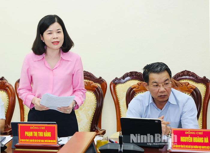 Đồng chí Phạm Thị Thu Hằng, Ủy viên Ban Thường vụ Tỉnh ủy, Giám đốc Báo và phát thanh, truyền hình Ninh Bình phát biểu tại hội nghị.