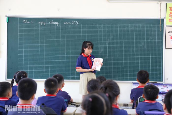 Trần Gia Hân giới thiệu những cuốn sách hay đến các bạn học sinh trong trường.
