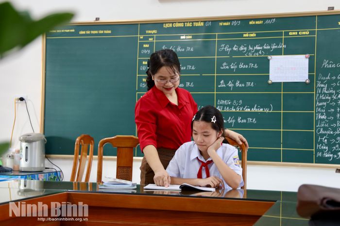 Cô Nguyễn Thị Phương đồng hành, hướng dẫn Thanh Bình trong quá trình thực hiện các hoạt động lan tỏa văn hóa đọc.