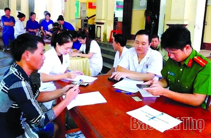 Công an xã Thu Cúc hỗ trợ người dân tích hợp Sổ sức khỏe điện tử trên ứng dụng VNeID trong buổi khám sàng lọc miễn phí tại Trạm Y tế xã.