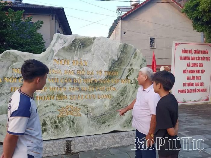 Ông Hoàng Văn Mỳ chia sẻ câu chuyện về di tích cây khế với các cháu học sinh trên địa bàn.