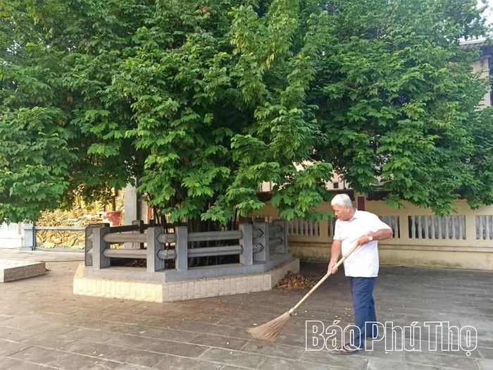 Ông Hoàng Văn Mỳ hàng ngày làm tốt công tác trông coi, chăm sóc di tích cây khế Bác Hồ.