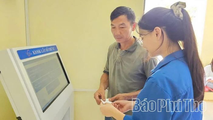 Đoàn viên thanh niên xã Xuân Đài hỗ trợ người dân thực hiện thủ tục hành chính bằng công cụ số.