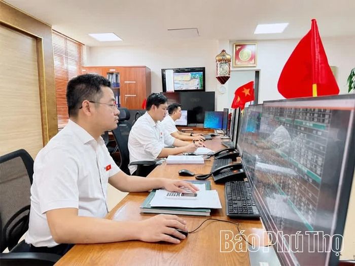 Các kỹ sư Trung tâm Điều khiển xa, Công ty Điện lực Phú Thọ theo dõi, giám sát lưới điện trên hệ thống điều khiển từ xa.