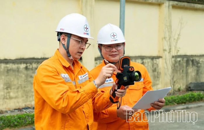 Kỹ sư ngành Điện sử dụng thiết bị camera nhiệt để rà soát các điểm tiếp xúc, ngăn ngừa sự cố hư hỏng tại hiện trường.