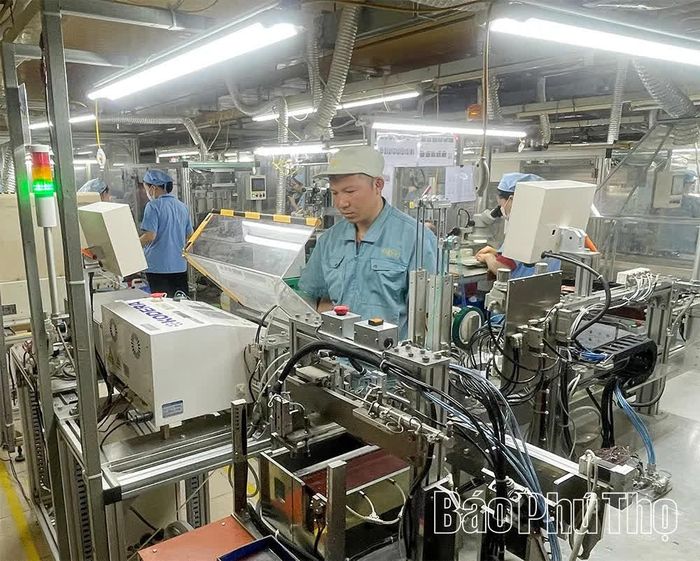 Kỹ sư Công ty TNHH Sankoh Việt Nam (Khu công nghiệp Bờ trái Sông Đà, phường Hòa Bình) điều khiển dây chuyền sản xuất linh kiện, thiết bị cảm biến nhiệt độ.