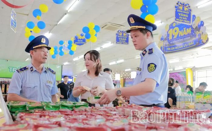 Đội quản lý thị trường số 3 kiểm tra các sản phẩm bánh Trung thu tại siêu thị Aloha Mall Hạ Hoà.