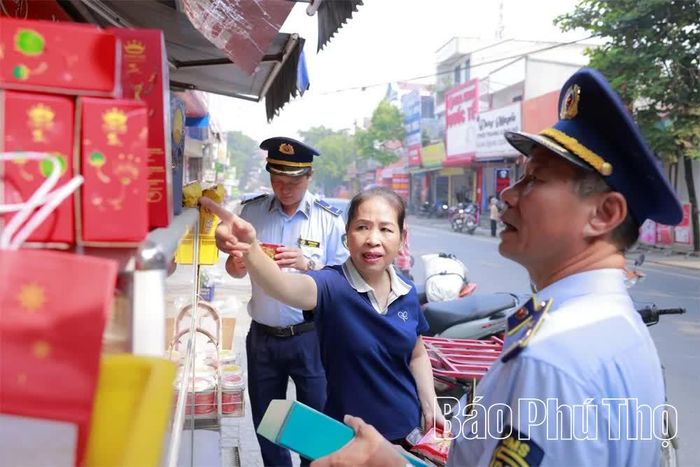 Đội Quản lý thị trường số 3 kiểm tra đột suất tại một cơ sở kinh doanh trên địa bàn xã Hạ Hòa.