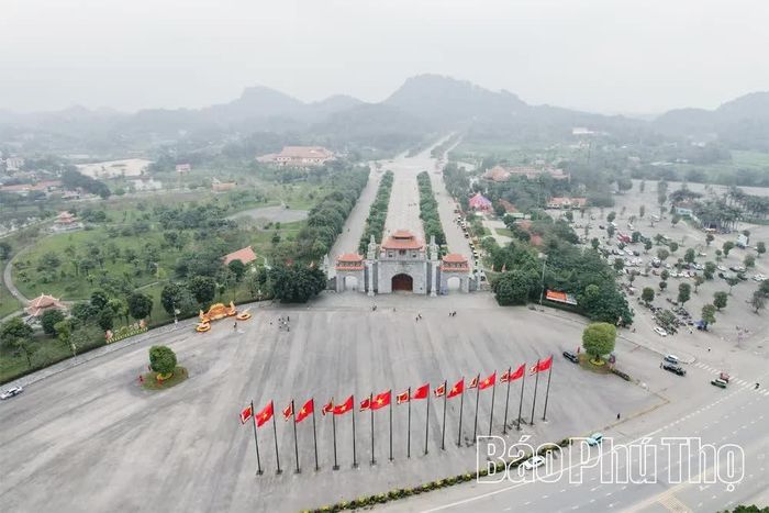 Đền Hùng không chỉ là nơi thờ tự các Vua Hùng - những người được tôn vinh là Quốc Tổ của dân tộc mà còn là biểu tượng thiêng liêng của cội nguồn dân tộc.