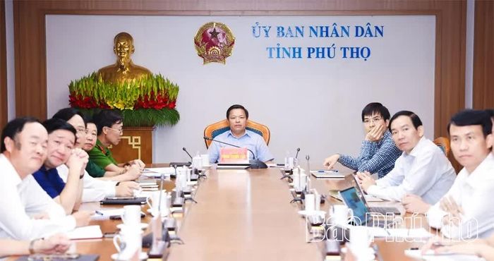 Phó Chủ tịch UBND tỉnh Phan Trọng Tấn và các đại biểu dự tại điểm cầu tỉnh Phú Thọ.