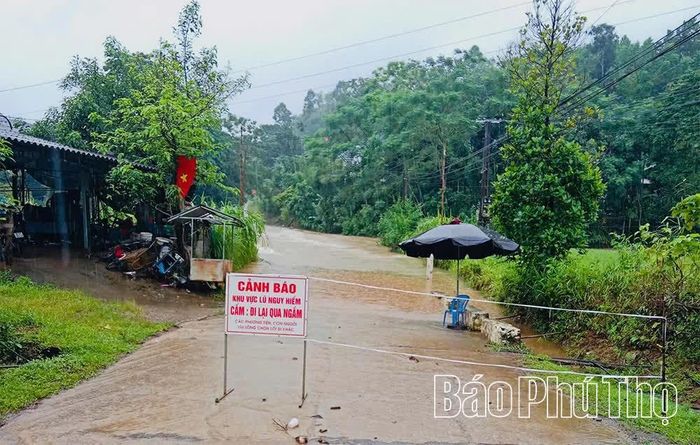 Một số điểm ngập tại đập tràn trên địa bàn xã Lương Sơn được bố trí lực lượng túc trực, đảm bảo an toàn cho người và phương tiện qua lại.
