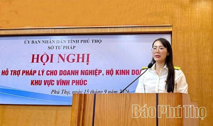 Cán bộ Thuế tỉnh Phú Thọ hướng dẫn quy định mới liên quan đến thuế cho các doanh nghiệp, hộ kinh doanh.