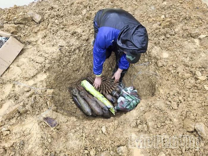 21 quả đạn pháo cùng vật nổ tồn sót sau chiến tranh được đưa vào vị trí hủy nổ.