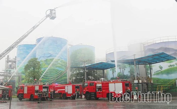 Các lực lượng thực hành phương án chữa cháy.