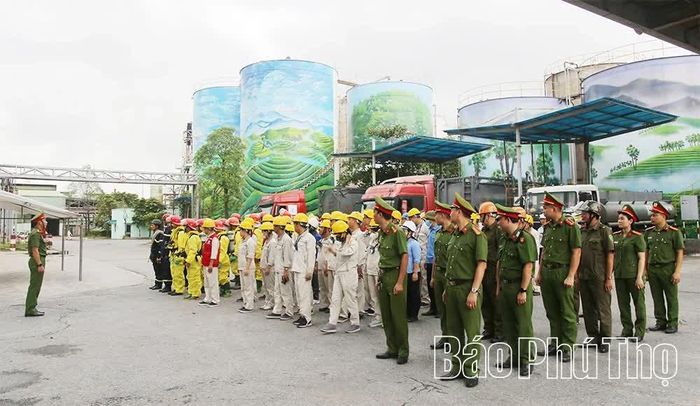 Các lực lượng tham gia thực hành phương án chữa cháy và cứu nạn, cứu hộ.