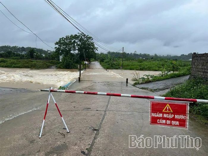 Lực lượng chức năng xã Mường Động đặt biển cảnh báo người dân không đi qua ngầm tràn khi mực nước dâng cao.