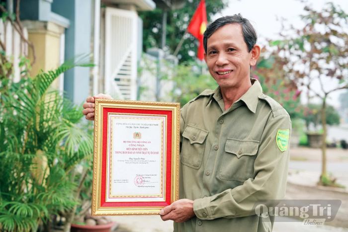 Ông Nguyễn Phúc vinh dự trở thành điển hình tiên tiến trong phong trào bảo vệ an ninh, trật tự cơ sở - Ảnh: Q.H