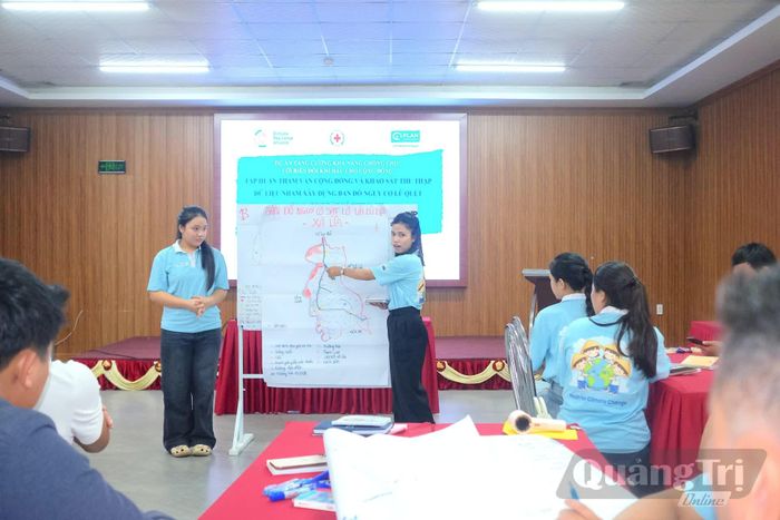Học viên tham gia thực hành xác định các khu vực có nguy cơ lũ quét, sạt lở đất trên bản đồ - Ảnh: Quang Ngọc