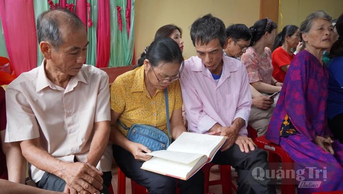 Di sản của cha ông được dòng họ Nguyễn Thế làng Lộc An (xã Lệ Thủy) được gìn giữ, phát huy qua từng trang sách - Ảnh: M.Nhân